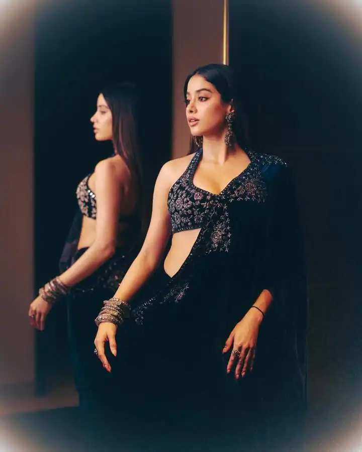 Blue Pure 9000 Velvet Lace Embroidery Work Saree - Image 7